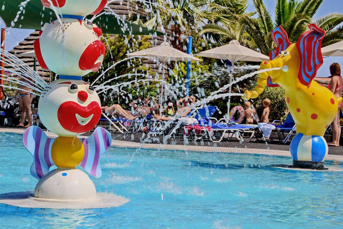 Wasserspiel im Pool des Nana Golden Beach Hotels mit bunten Clown- und Elefantenfiguren.