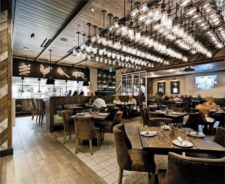 Restaurant-Innenansicht des Venetian Resort Hotel & Casino mit Gästen an Tischen und Holzboden.