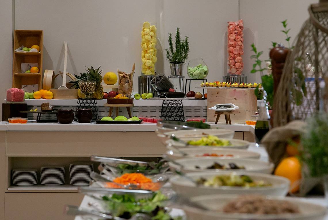 Frühstücksbuffet im Louis Paphos Breeze Hotel mit verschiedenen Salaten und Früchten.