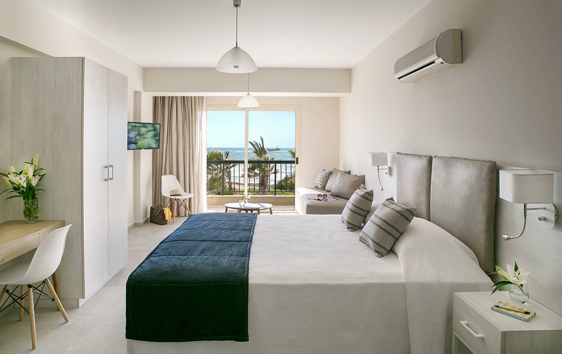 Innenansicht eines Hotelzimmers im Louis Paphos Breeze mit Blick auf das Meer.