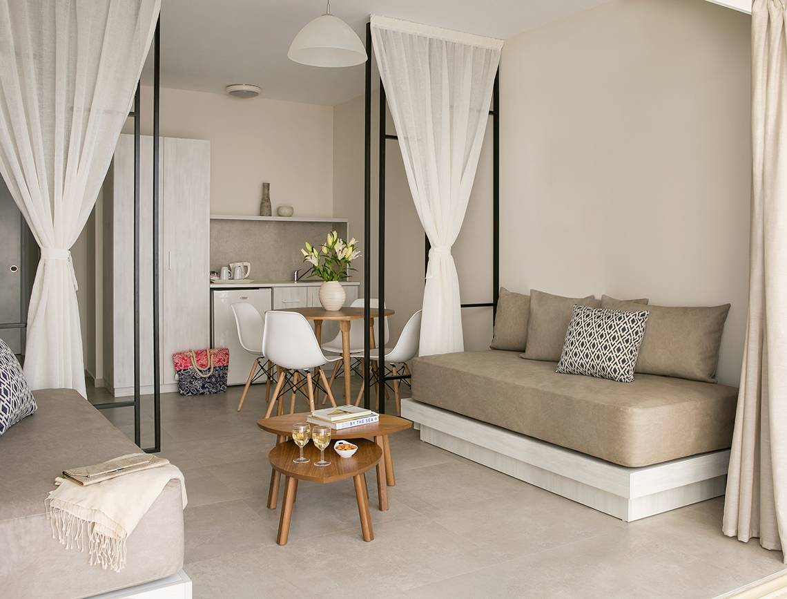 Innendesign des Louis Paphos Breeze Hotels mit modernen Möbeln und weichen Stoffen.