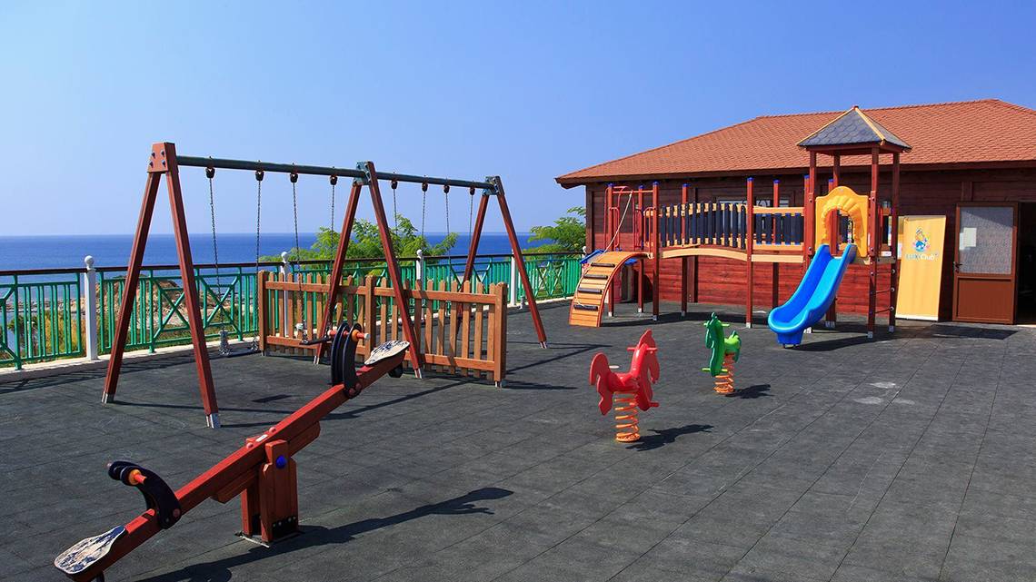 Strandspielplatz des Rodos Princess Beach Hotels mit Blick auf das Meer