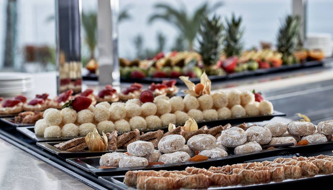 Buffet-Tisch im Rodos Princess Beach Hotel mit verschiedenen Desserts und Früchten.