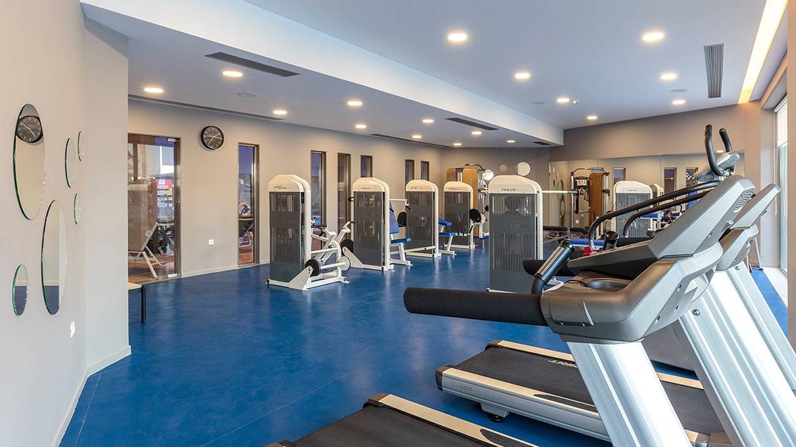 Fitnessstudio im Rodos Princess Beach Hotel mit Laufbändern und Trainingsgeräten.