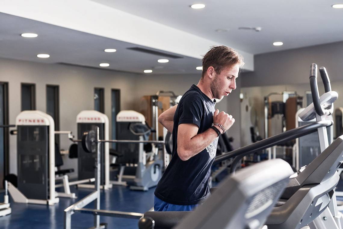 Ein Mann trainiert auf einem Laufband im Fitnessstudio des Rodos Princess Beach.