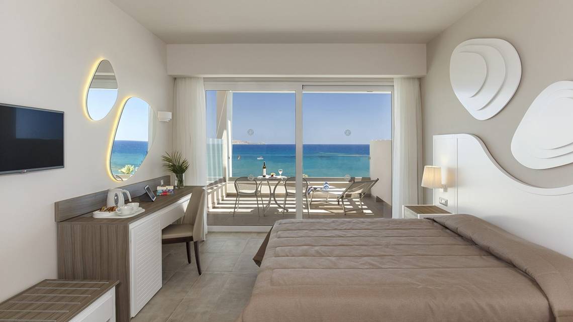 Innenansicht eines Hotelzimmers mit Meerblick im Rodos Princess Beach Hotel.