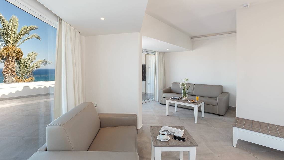 Wohnbereich des Rodos Princess Beach Hotels mit Meerblick und modernen Möbeln.