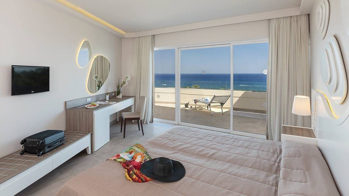 Ein modernes Hotelzimmer mit Blick auf das Meer im Rodos Princess Beach Hotel.