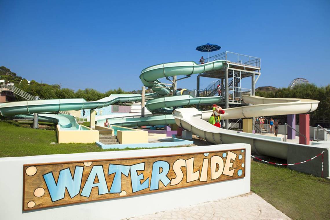 Wasserrutsche im Esperides Beach Resort mit mehreren Rutschen und einem Schild, das 'WATERSLIDE' sagt.