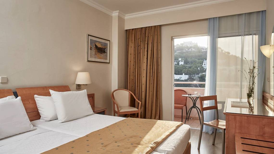 Doppelzimmer im Esperides Beach Resort Hotel mit Balkon und Meerblick.