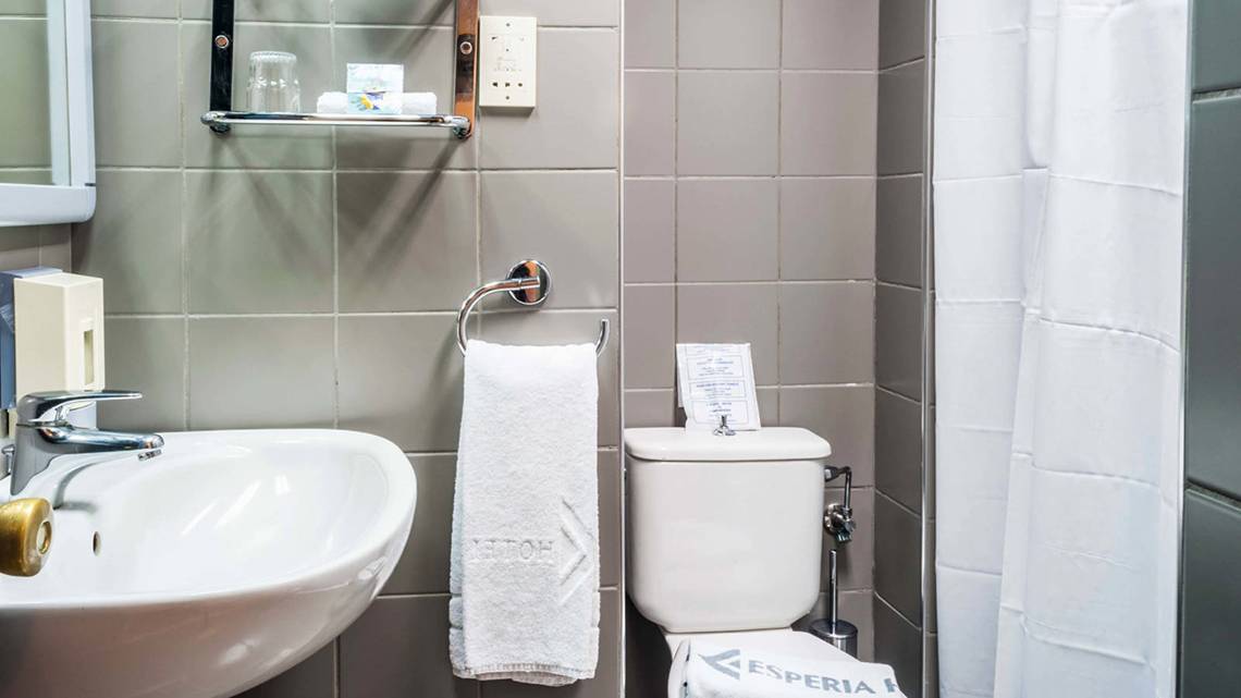Badezimmer im Esperides Beach Resort Hotel mit Waschbecken, Toilette und Handtuchhalter