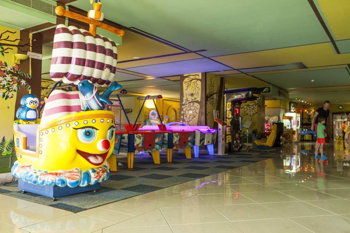 Spielbereich im Esperides Beach Resort mit bunten Spielgeräten und leuchtenden Farben.