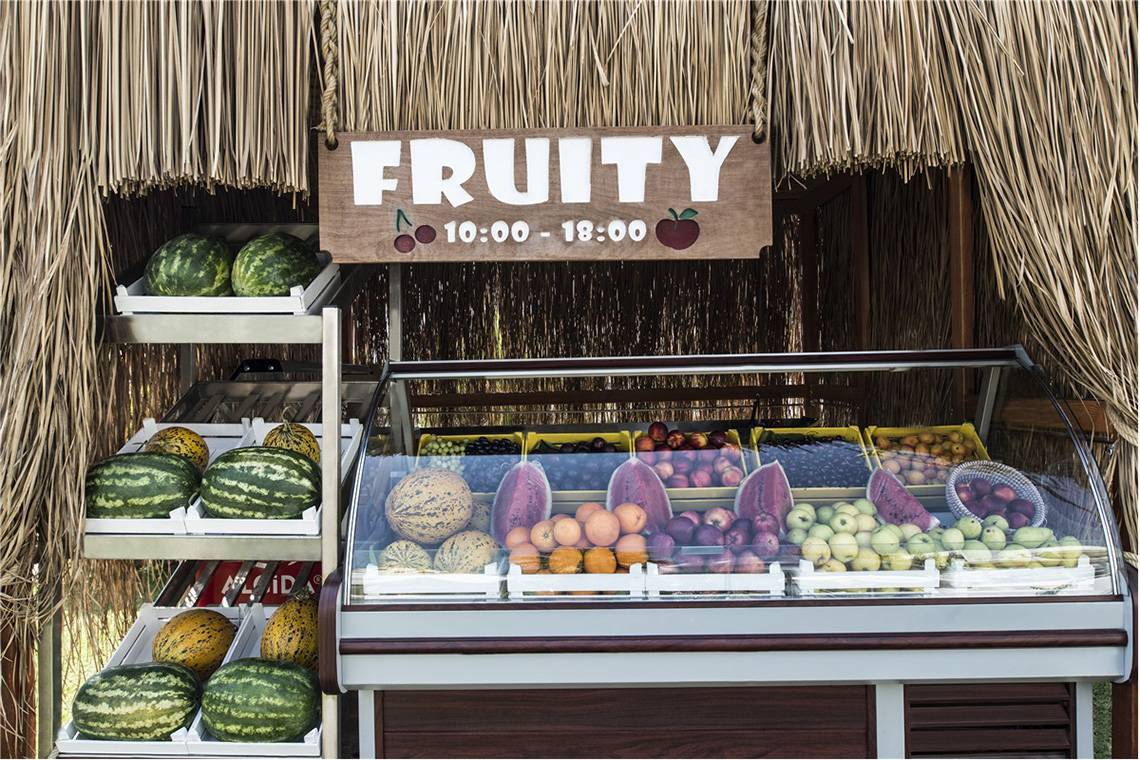 Obststand im Prive Hotel Bodrum mit verschiedenen Früchten wie Wassermelonen und Orangen.