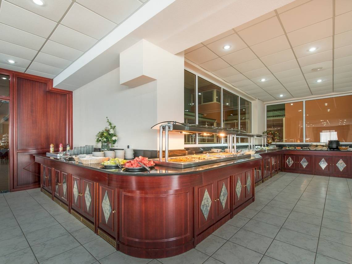 Frühstücksbuffet im Astir Palace Hotel mit verschiedenen Speisen und Getränken.