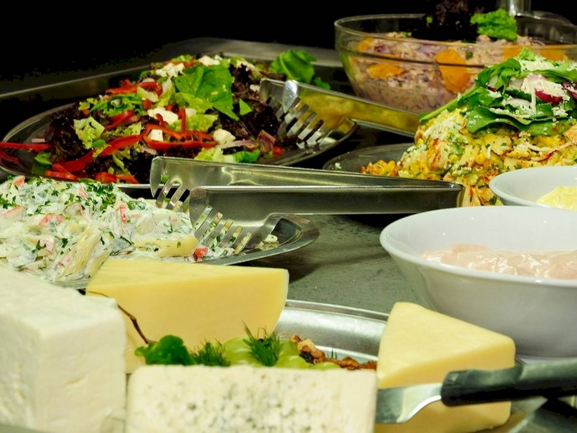 Buffet mit verschiedenen Salaten, Dips, Käseplatten und Obstsalat im Astir Palace Hotel.