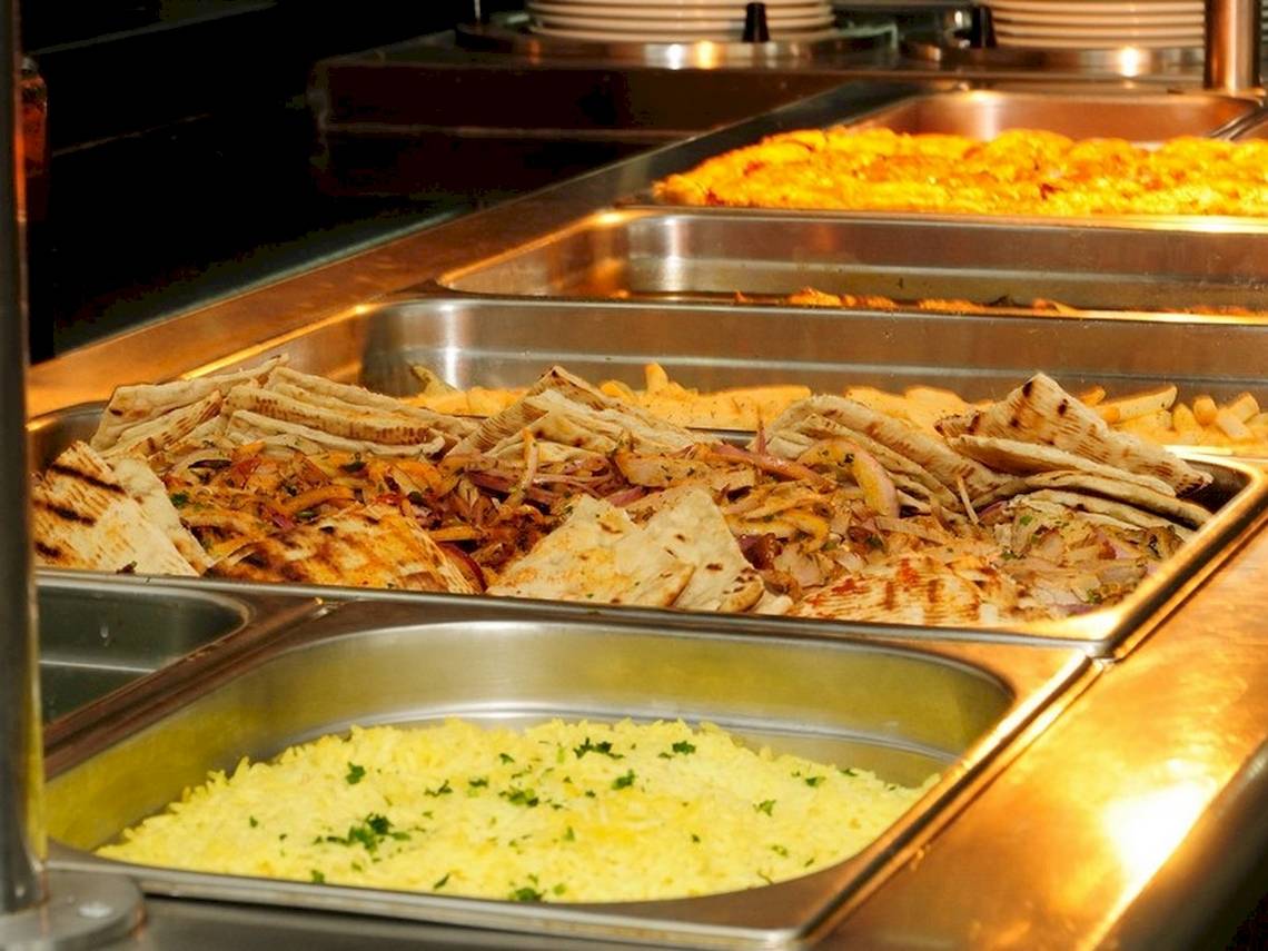 Buffet-Auswahl im Astir Palace Hotel mit verschiedenen Speisen in Silberschalen.
