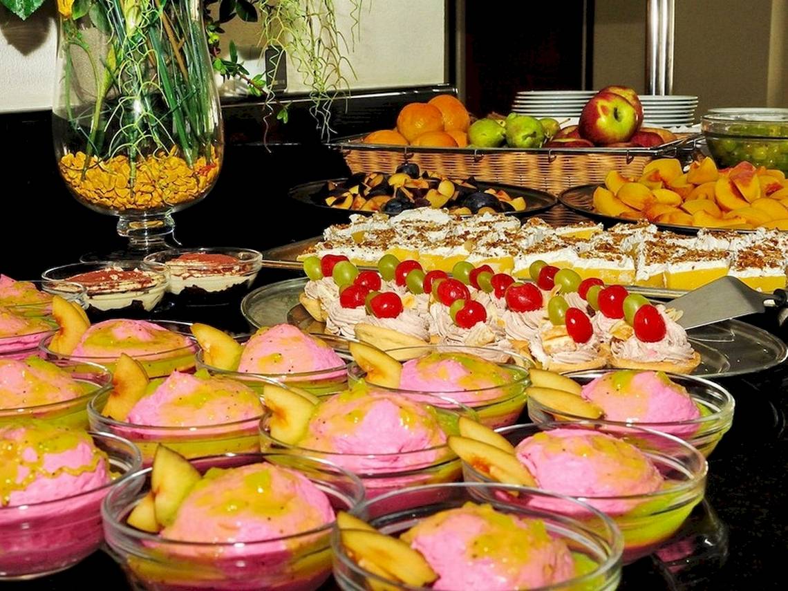 Dessertbuffet im Astir Palace Hotel mit Eis, Kuchen und Früchten.