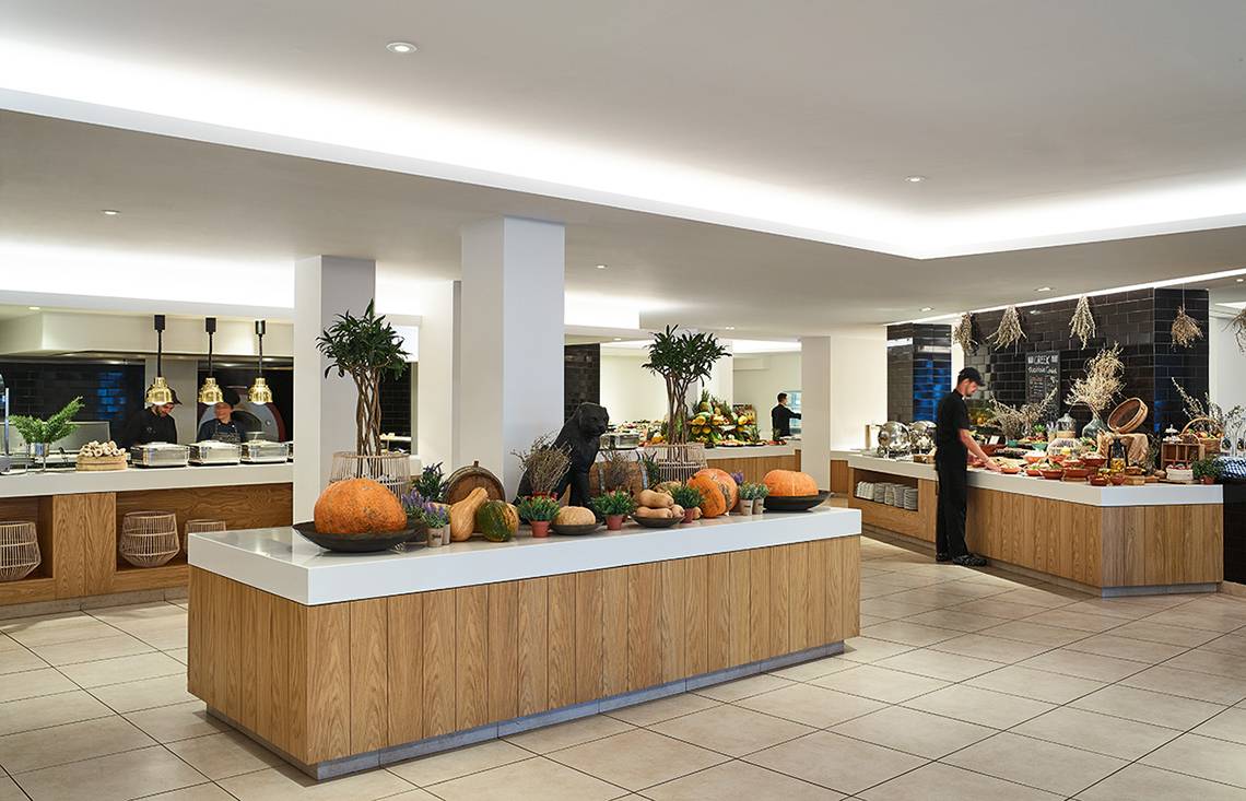 Buffetbereich im Hotel Grecotel Lux Me Dama Dama mit verschiedenen Speisen und Pflanzen.