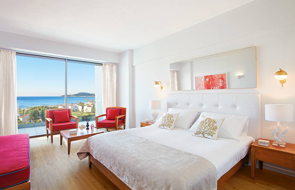 Schlafzimmer mit Meerblick im Grecotel Lux Me Dama Dama Hotel