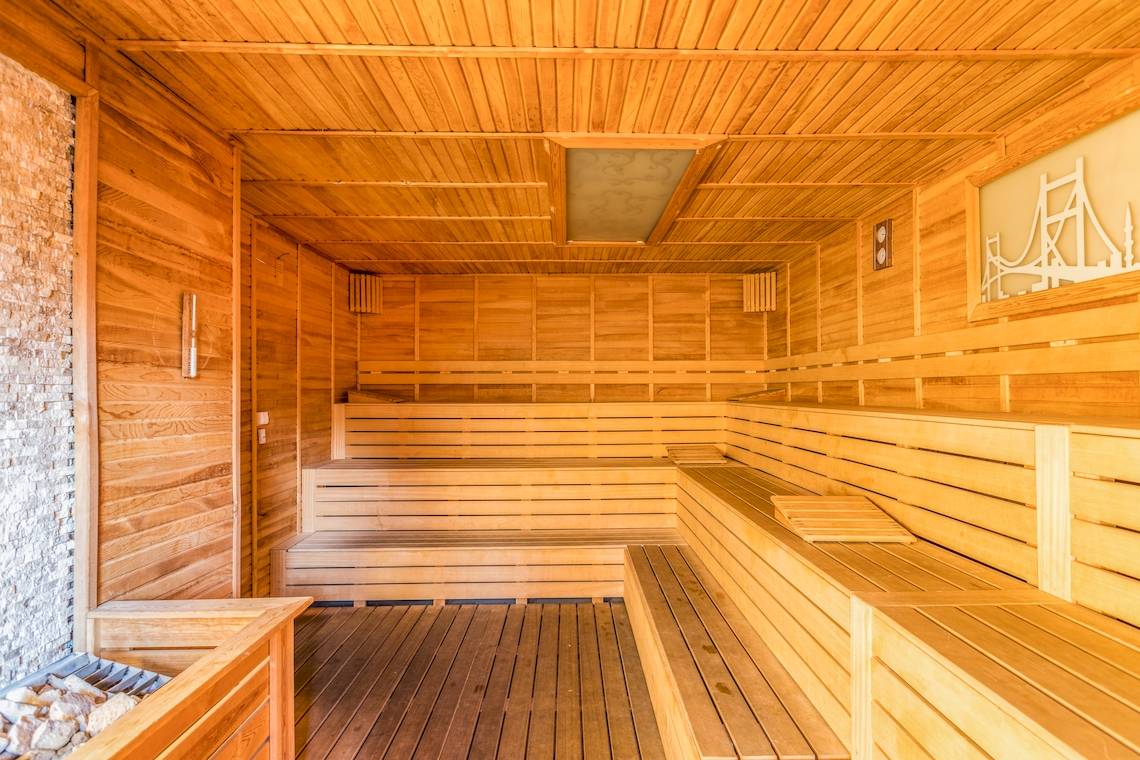 Innenansicht einer Holzsauna im Asteria Family Resort in Belek, mit Holzbänken und Wänden.