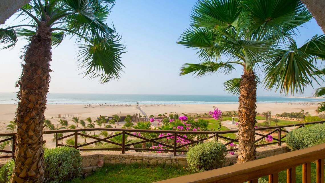 Aussicht vom VOI Praia De Chaves Resort auf den Strand und das Meer.