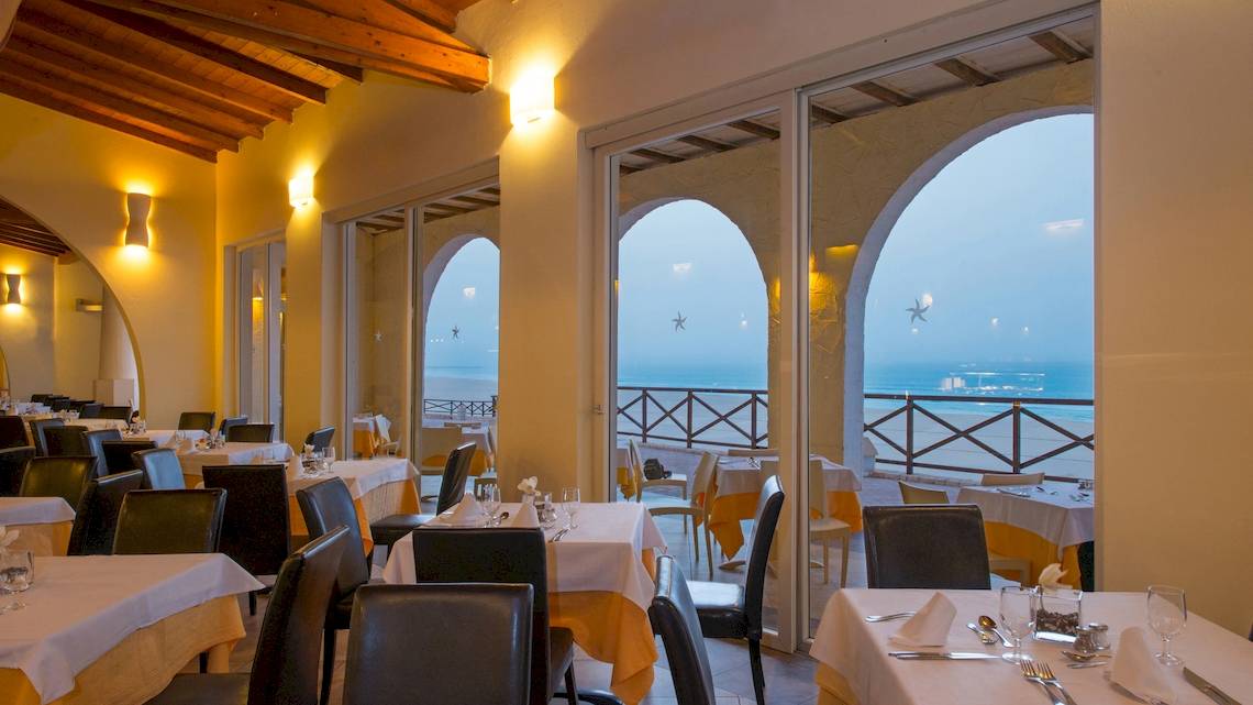 Speisesaal im VOI Praia De Chaves Resort mit Blick auf das Meer.