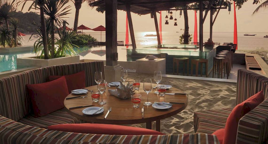 Strandrestaurant des Anantara Rasananda Koh Phangan Villas mit Blick auf das Meer.