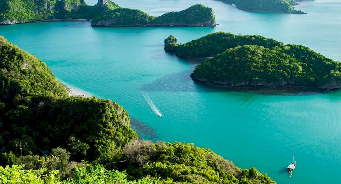 Aussicht auf die Anantara Rasananda Koh Phangan Villas mit türkisfarbenem Wasser und grünen Inseln.