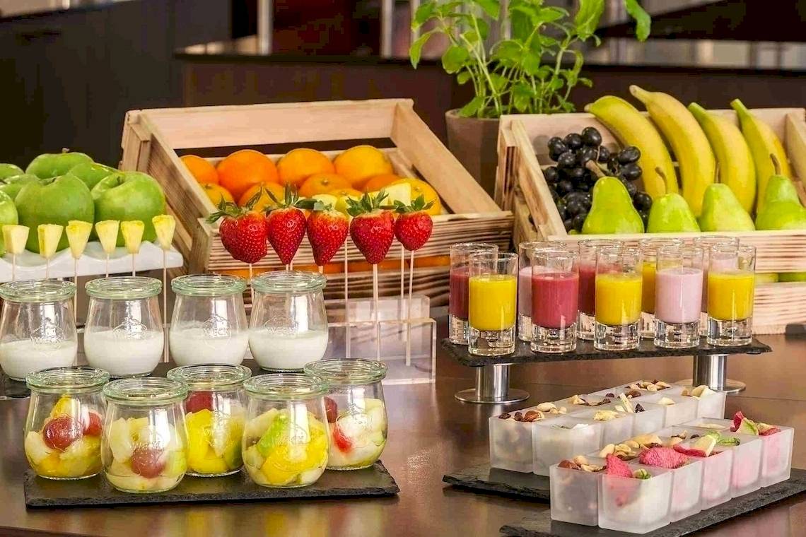 Frühstücksbuffet im NH Hamburg Altona mit Obst, Smoothies und Desserts.