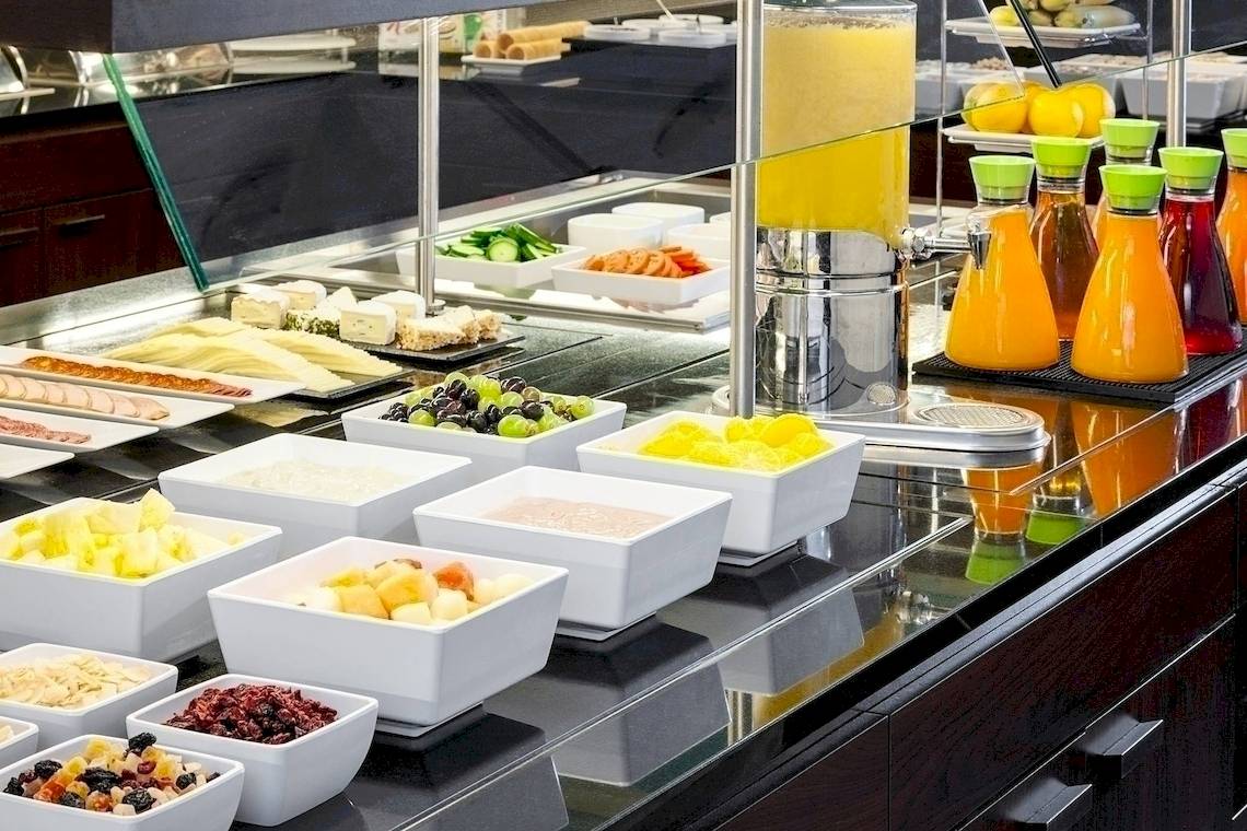 Frühstücksbuffet im NH Hamburg Altona mit verschiedenen Gerichten und Getränken.