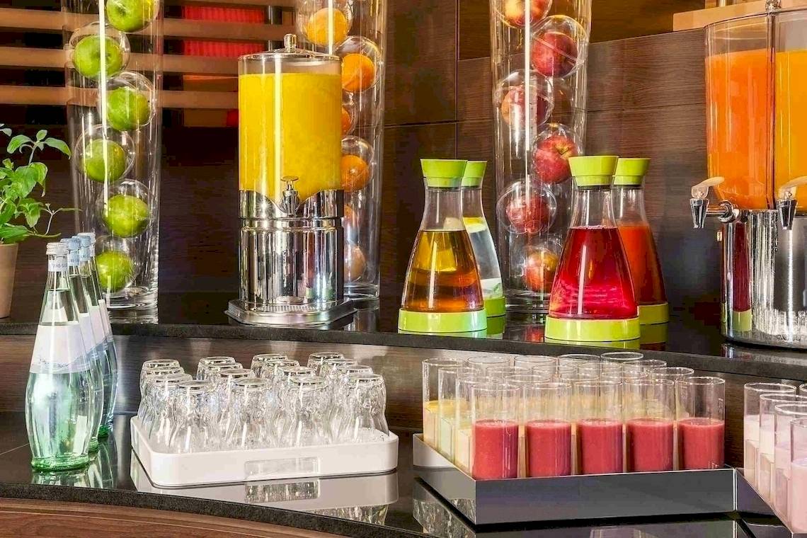 Frühstücksbuffet im NH Hamburg Altona mit verschiedenen Säften und Getränken.