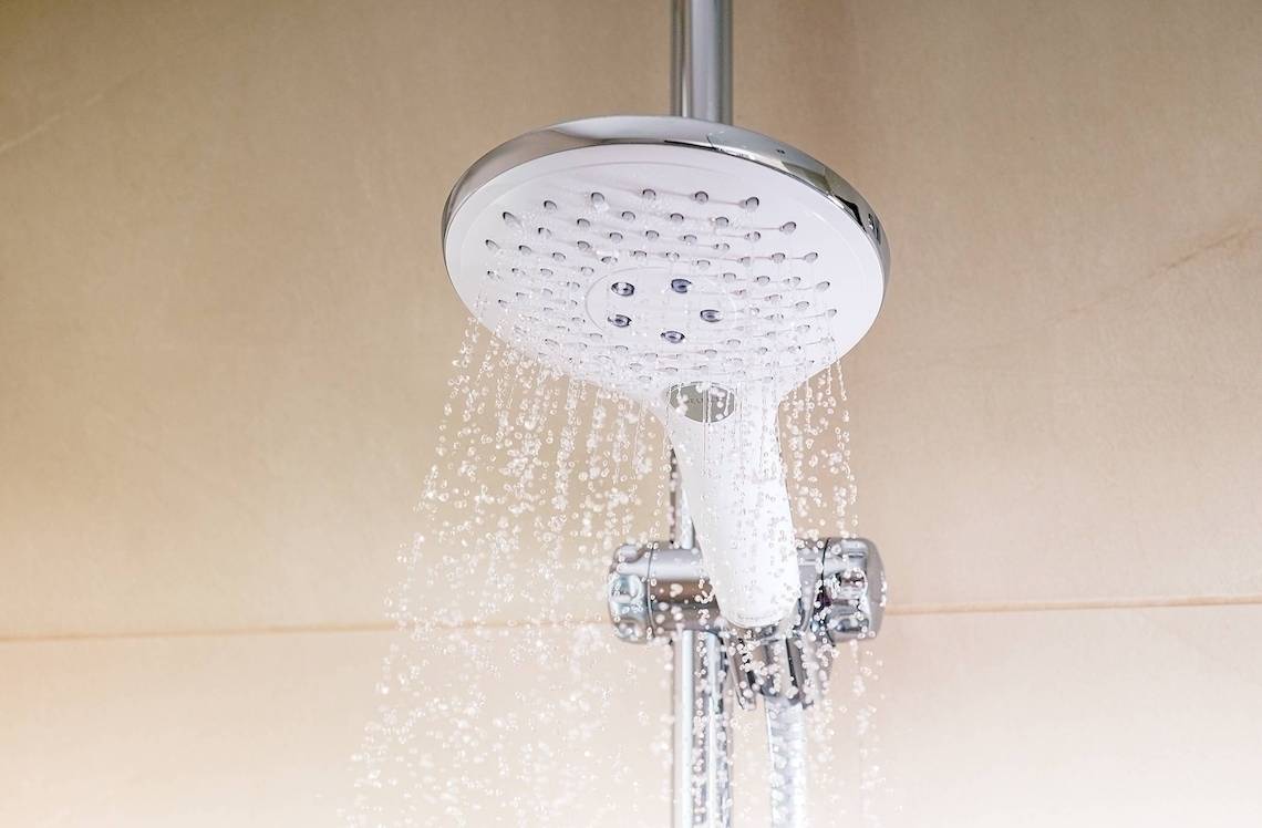 Eine Duschkopf mit Wasserstrahlen in einem Badezimmer