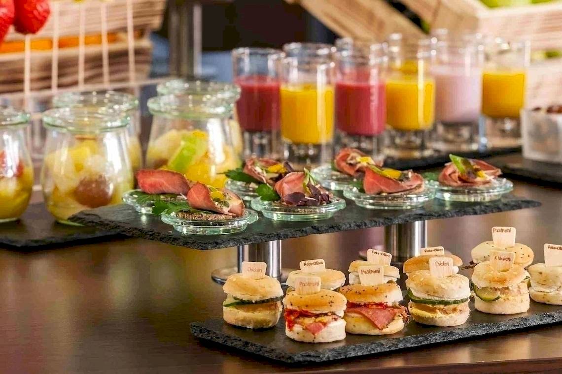 Frühstücksbuffet im NH Hamburg Altona mit verschiedenen Gerichten und Getränken.