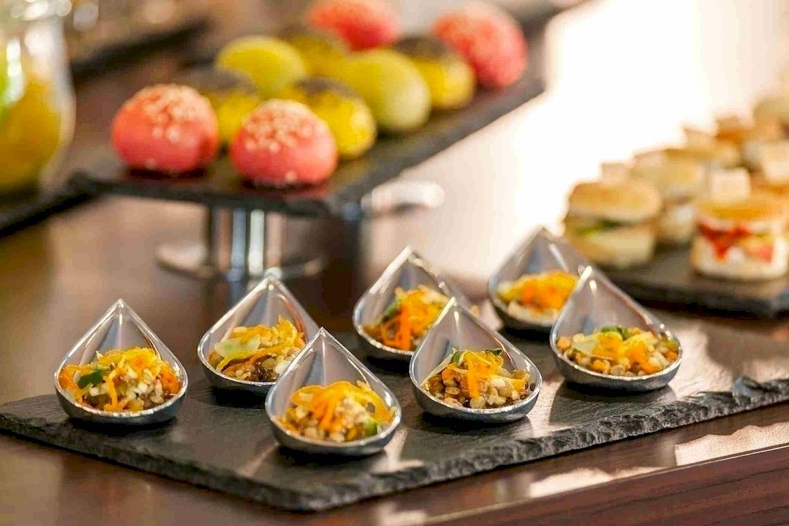 Buffet-Auswahl im NH Hamburg Altona Hotel mit verschiedenen Gerichten und Vorspeisen.