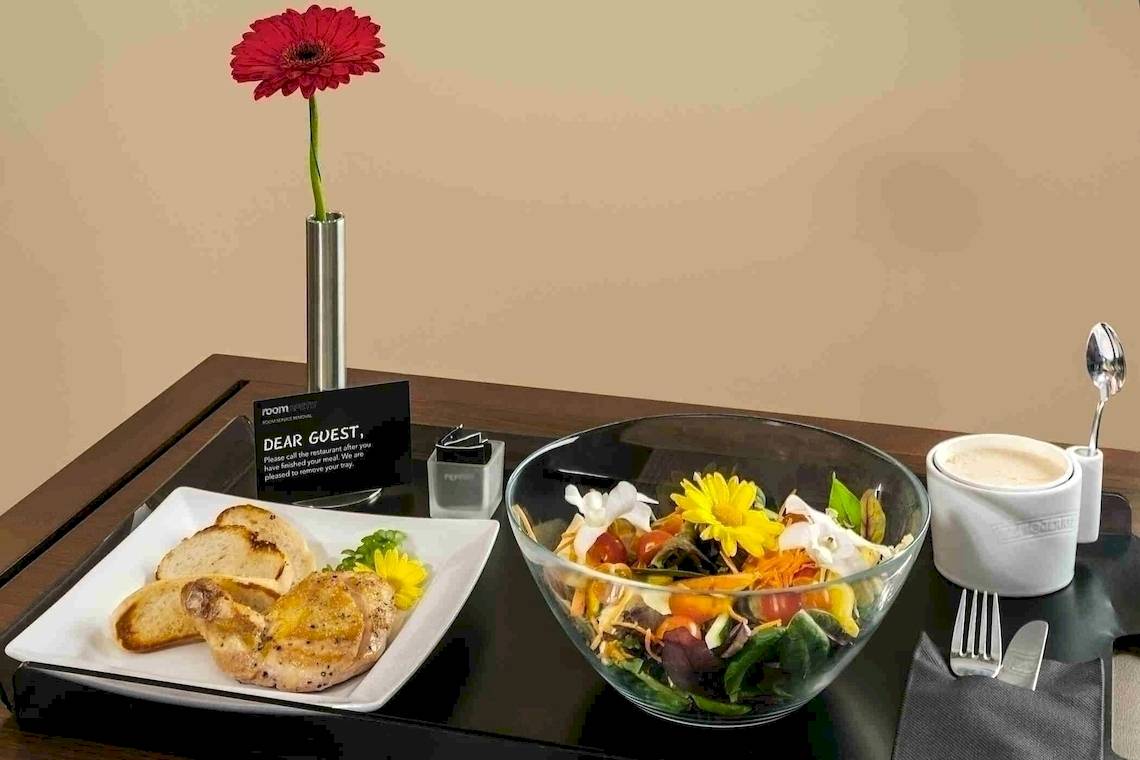 Zimmerservice-Platte mit Salat, Fleisch und Brot im NH Hamburg Altona Hotel