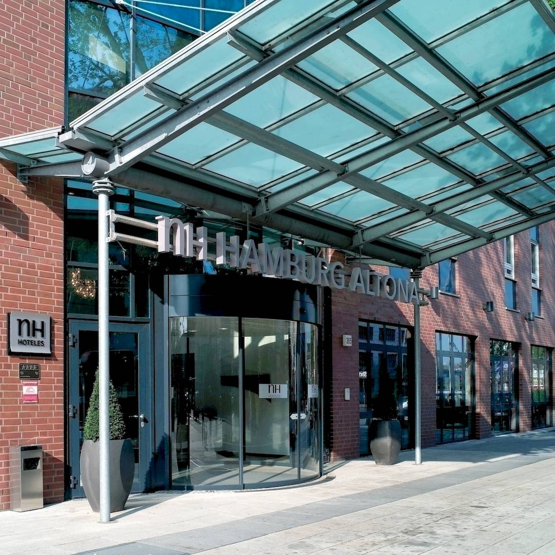 Eingang des NH Hamburg Altona Hotels mit Glasdach und Eingangsbereich