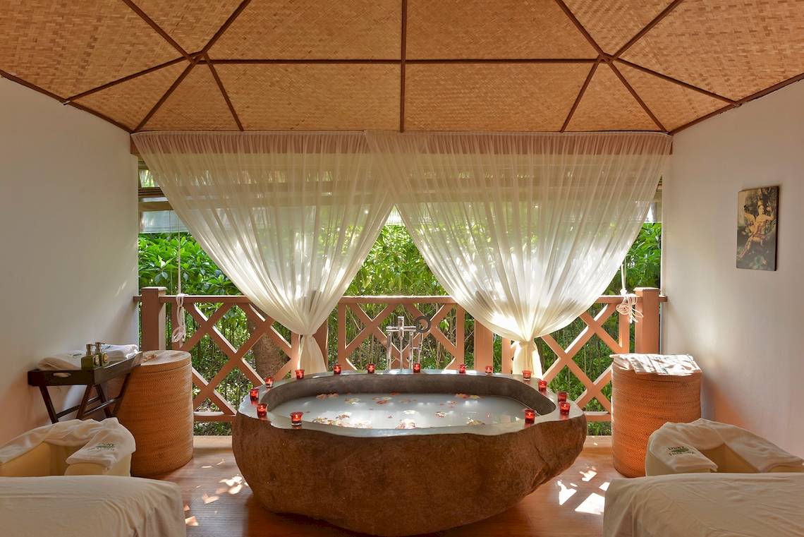Steinbadewanne im Traumland, einem einzigartigen See- und Meerresort Spa, mit Blick auf die Natur.