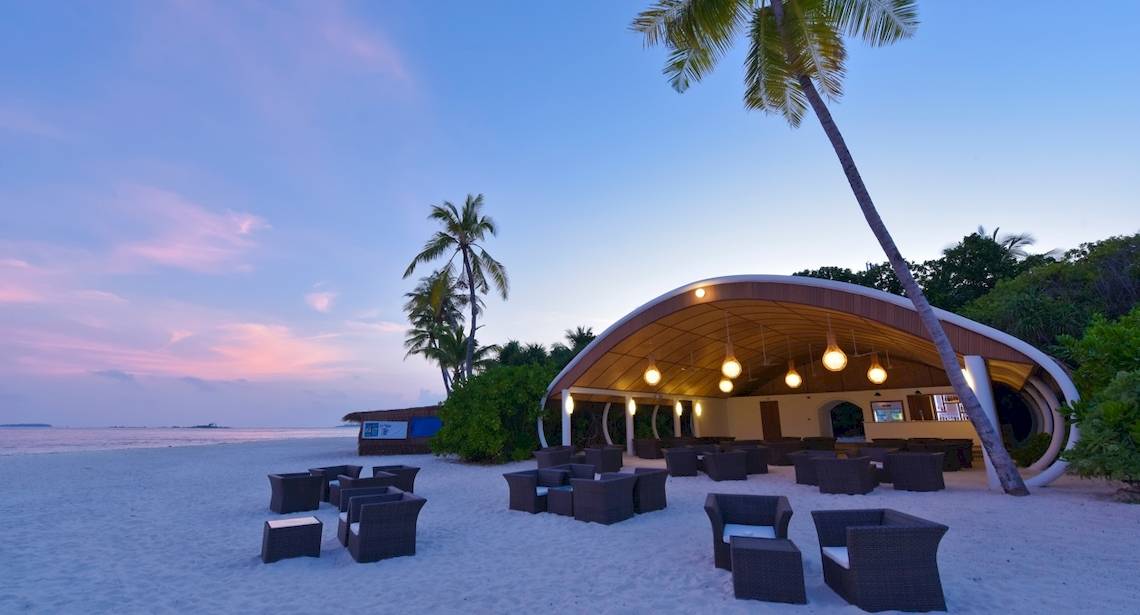 Strandbereich des Dreamland The Unique Sea & Lake Resort Spa mit Lounge-Sesseln und Palmen