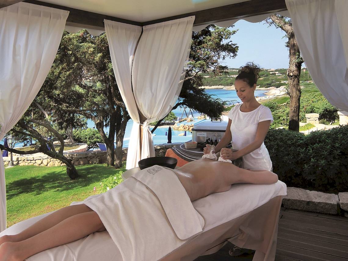Massage im Freien unter Küstenlandschaft im Colonna Grand Hotel Capo Testa