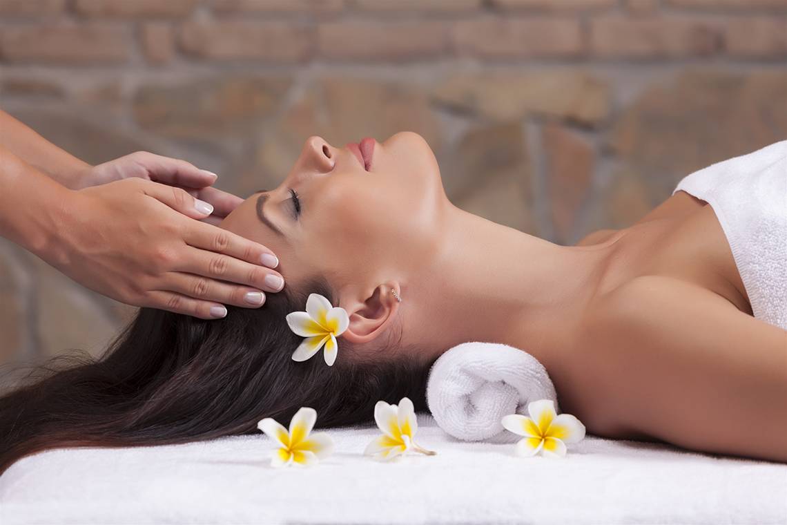 Frau mit Kopfmassage im Club Hotel Sidelya