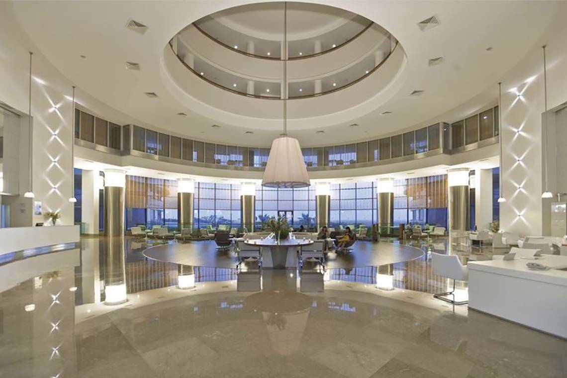Lobby des Baia Lara Hotels mit zentralem Tisch und vielen Sitzgelegenheiten.