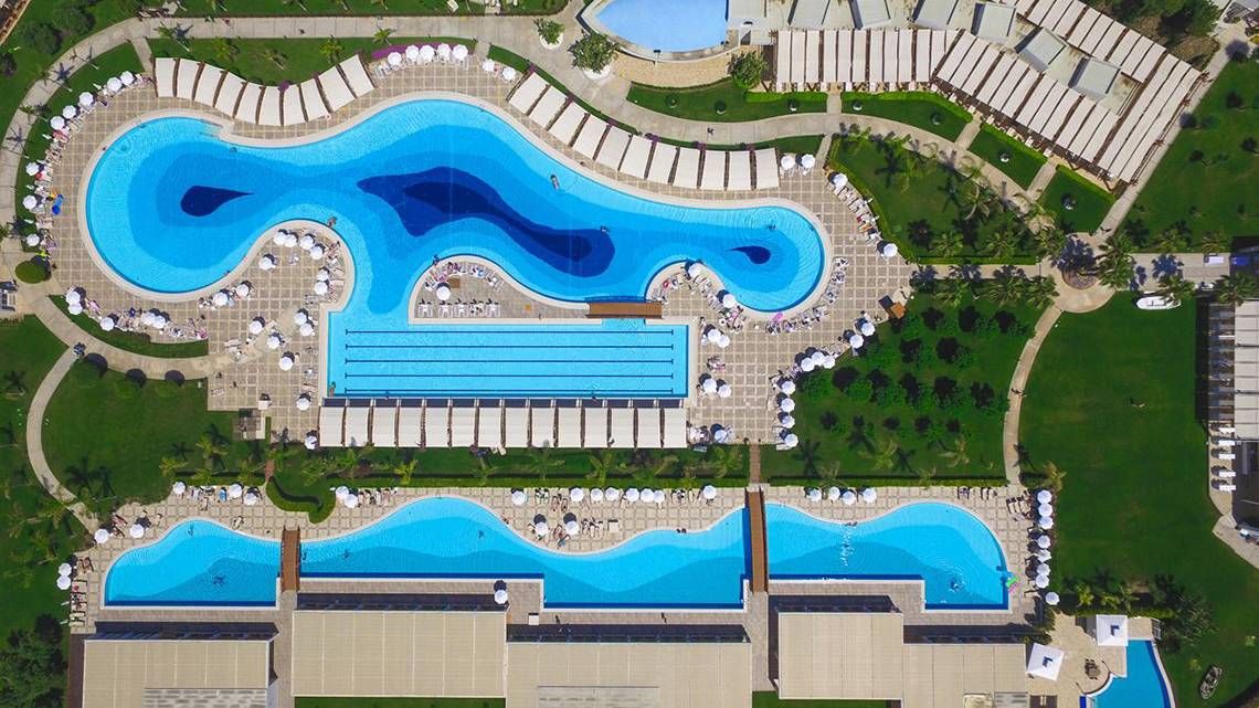 Außenansicht des Schwimmbads und der Liegewiese des Baia Lara Hotels.