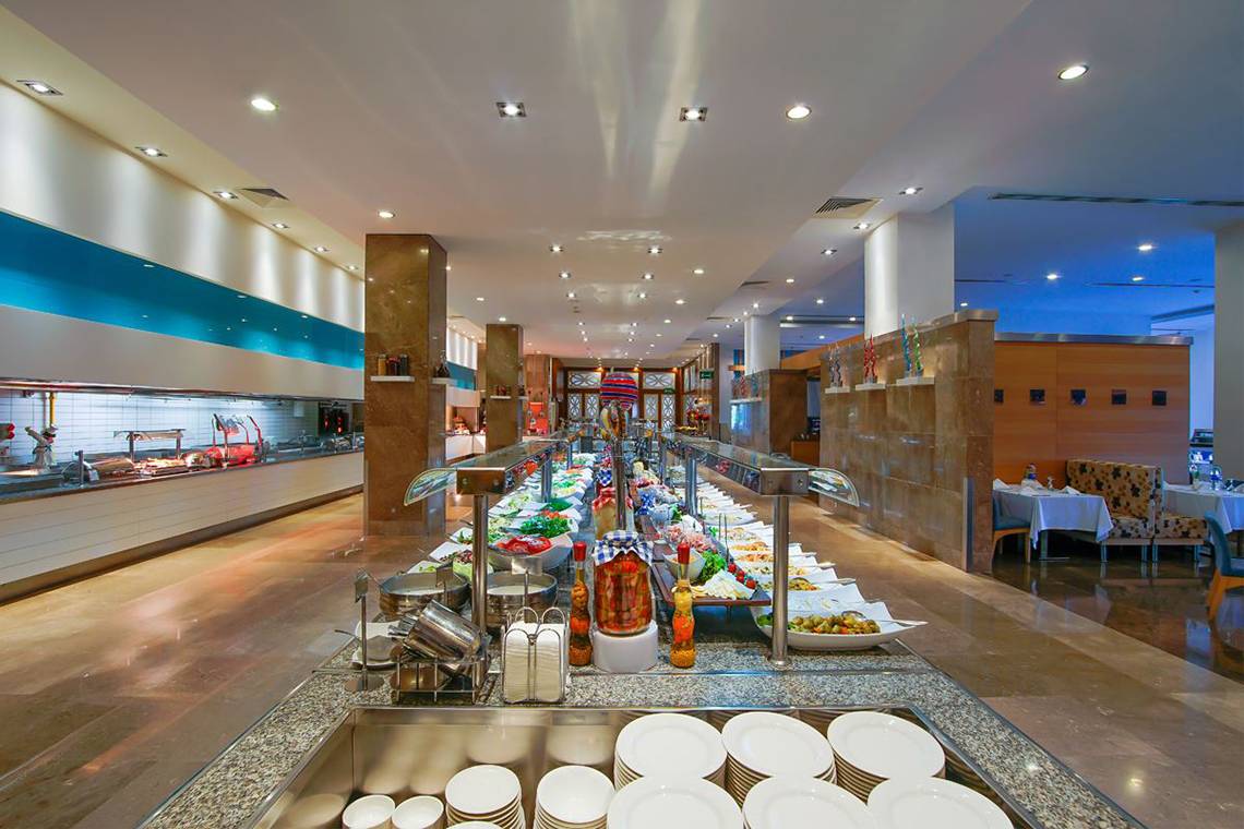 Buffet-Restaurant im Baia Lara Hotel mit vielen Speisen und Salaten.