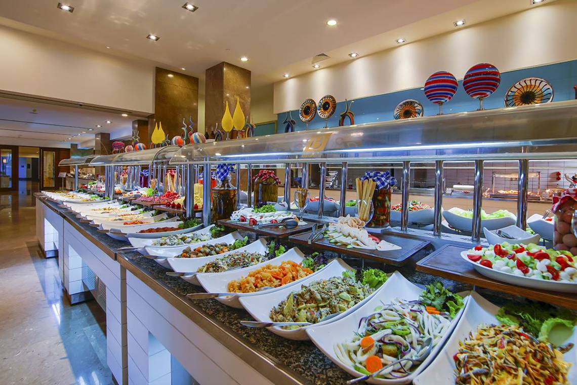 Buffet im Baia Lara Hotel mit einer Auswahl an Salaten und Gerichten.