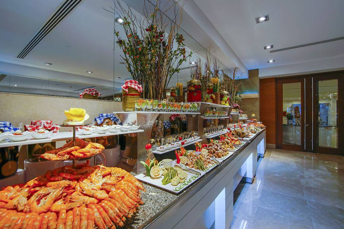 Buffet-Restaurant im Baia Lara Hotel mit einer Auswahl an Meeresfrüchten und vegetarischen Gerichten.
