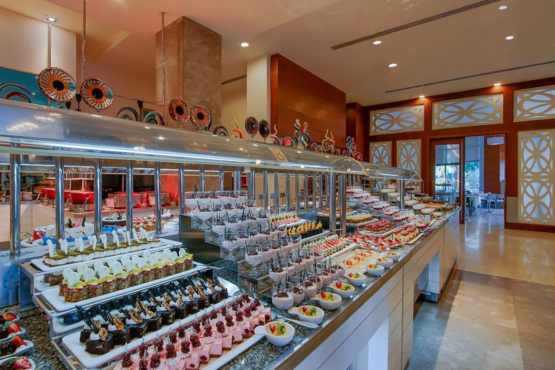 Buffet im Baia Lara Hotel mit einer Auswahl an Desserts und Gerichten.