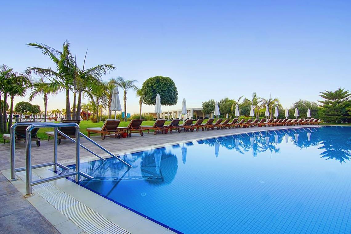 Außenpool des Baia Lara Hotels mit Liegen und Sonnenschirmen