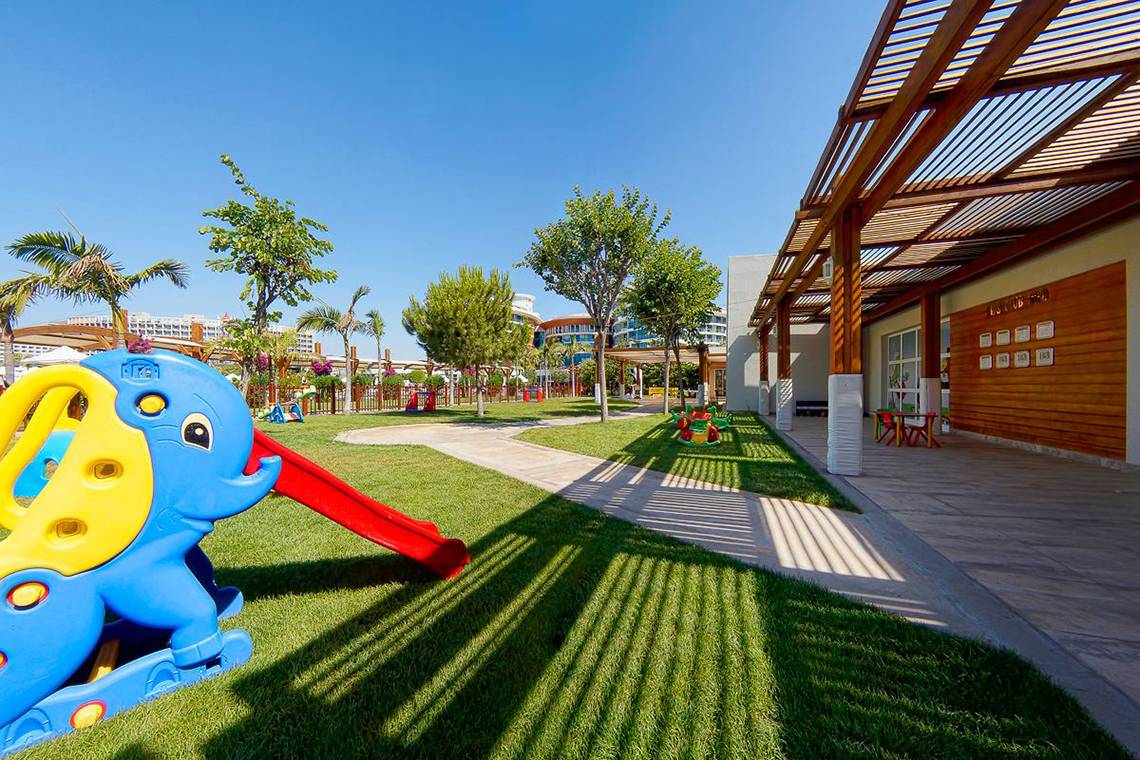 Kinderspielplatz im Baia Lara Hotel mit Elefantenrutsche und Bäumen