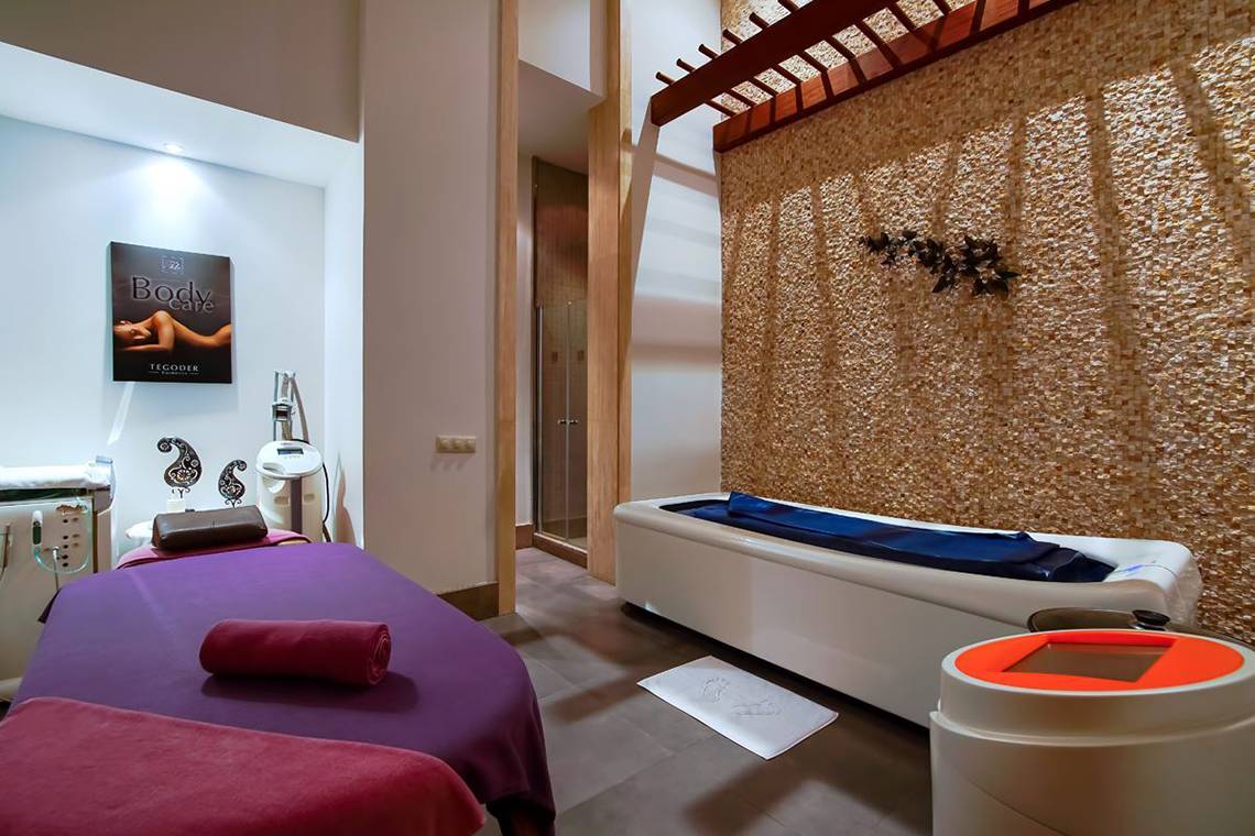 Body Care Bereich im Baia Lara Hotel mit Massagebetten und einer gefliesten Wand