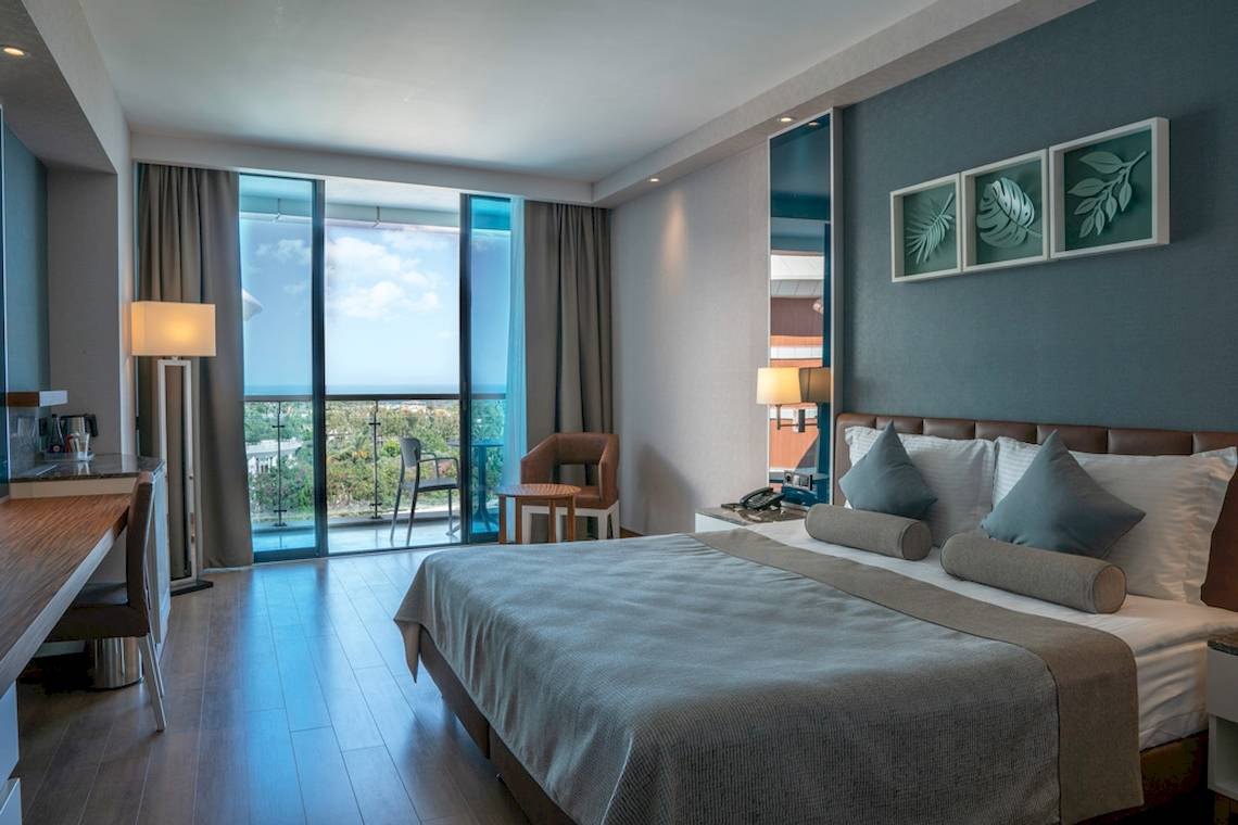 Hotelzimmer im Baia Lara Hotel mit Blick auf den Balkon und die Terrasse